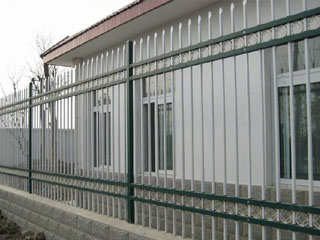 鐵藝圍欄(四橫桿) 鐵藝圍欄(四橫桿)