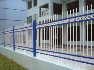 鐵藝圍欄(四橫桿) 鐵藝圍欄(四橫桿)