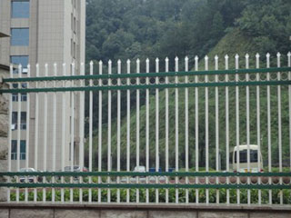 鐵藝圍欄(四橫桿) 鐵藝圍欄(四橫桿)