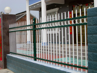 鐵藝圍欄(三橫桿) 鐵藝圍欄(三橫桿)